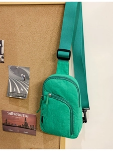 Minimalistische smaragdgrüne Nylon-Umhängetasche mit verstellbarem Gurt und Reißverschluss