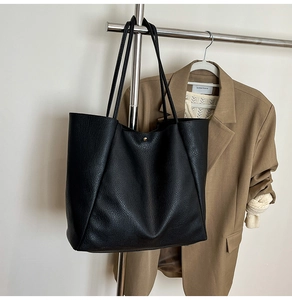 Detail einer minimalistischen schwarzen PU-Leder-Einkaufstasche mit Litschi-Struktur und Magnet