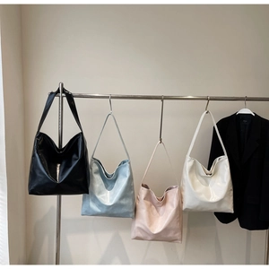 Detailed comparison of vintage large capacity tote bags in four colors on a display rack