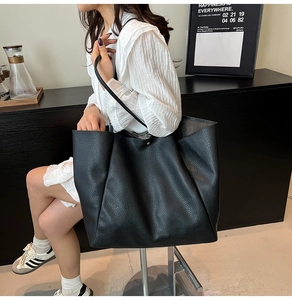 Minimalistische schwarze Shopper-Tasche aus Leder mit großem Fassungsvermögen
