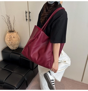 Detail der burgunderroten PU-Ledertasche mit weicher Lychee-Struktur und großem Volumen