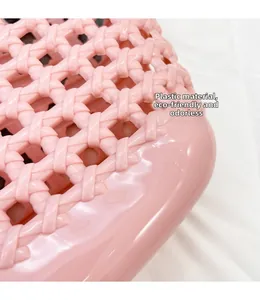 Makroaufnahme der rosa geflochtenen Kunststofftasche mit glänzender Oberflächenstruktur
