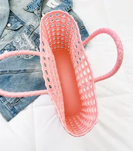 Detailansicht von oben: rosa gewebte hohle Handtasche mit Gitterstruktur und offenem Design