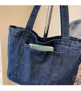 Detail der Rücktasche einer Gothic-Jeanstasche mit Spinnennetzdruck für praktischen Stauraum