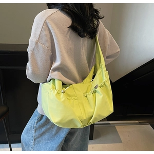 Détail du sac hobo en nylon jaune néon avec cordon de serrage et grande capacité