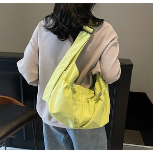 Détail du sac hobo vert citron avec fermeture à cordon et bandoulière réglable