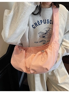 Sac à bandoulière plissé en nylon rose à grande capacité avec large sangle confortable