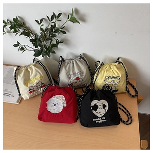 Details von fünf Nylon-Handytaschen mit Cartoon-Stickerei und Kordelzug-Verschluss