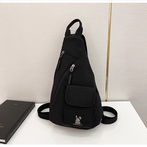 Detail der schwarzen Crossbody-Brusttasche mit Reißverschluss und Kaninchen-Grafik