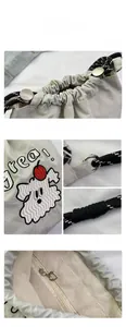 Detail der Nylontasche mit Welpenstickerei und Innentasche mit Herz-Reißverschlussgriff