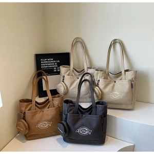 Détail de sacs cabas en toile en quatre tons neutres avec mini pochettes assorties
