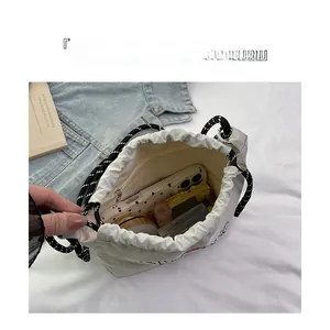 Geräumiges Innenleben der beigen Nylon-Beuteltasche mit Platz für Handy und Kosmetik