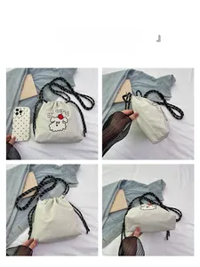 Detailansichten der beigen Canvas-Tunnelzug-Beuteltasche mit Hunde-Stickerei aus vielen Winkeln