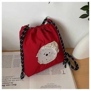 Detail der roten Nylon-Beuteltasche mit süßer Hundestickerei und gewebtem Schultergurt