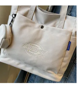 Détail du sac cabas en toile avec broderie KeFeier, poche à pression et petit porte-monnaie