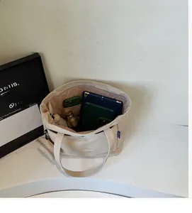 Intérieur spacieux du sac cabas en toile montrant la grande capacité pour tablettes