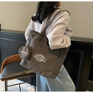 Grand sac cabas en toile taupe avec une petite pochette zippée ronde assortie