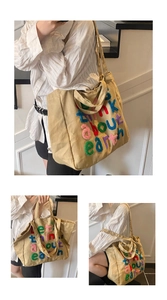 Detalle de bolso tote de lona caqui con letras de bordado 3D coloridas de textura de toalla