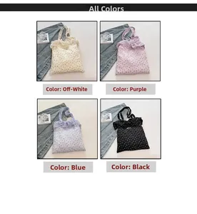 Collage de sacs cabas à fleurs avec bords à volants en crème, violet, bleu et noir