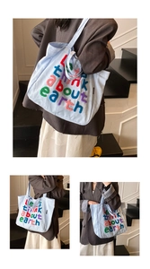 Detalle del bordado de chenilla colorido en la superficie del bolso tote de lona azul