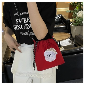 Detail der roten Nylon-Beuteltasche mit süßer Hunde-Stickerei und gewebtem Gurt