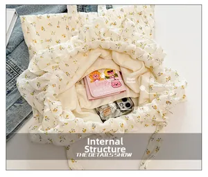 Structure interne du fourre-tout en toile à fleurs avec compartiment et poches zippées