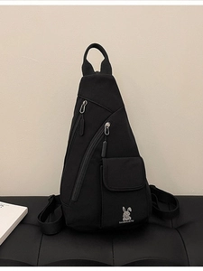Schwarze minimalistische Nylon Brusttasche mit Hasenprint und verstellbarem Gurt
