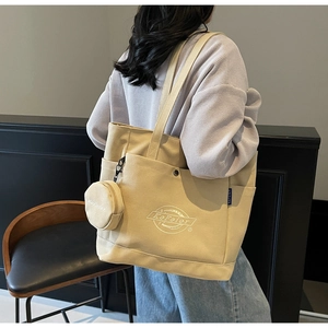 Détail d'un cabas en toile avec un porte-monnaie amovible et une broderie de qualité