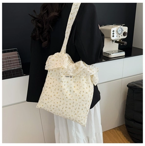 Détail du sac cabas floral avec bordure à volants et texture plissée douce