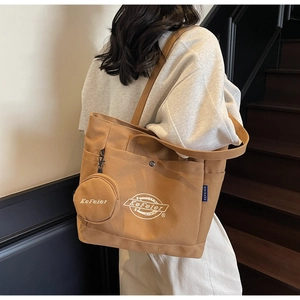 Détail du sac cabas en toile kaki avec porte-monnaie rond assorti et logo imprimé