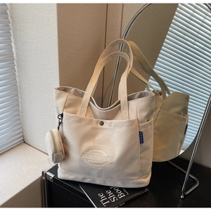 Détail du sac cabas en toile avec broderie KeFeier, bouton-pression et porte-monnaie rond