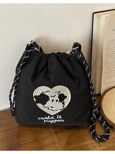 Schwarze Nylon-Beuteltasche mit Herzbestickung und gestreiftem Schultergurt