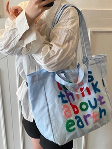 Bolso tote de lona azul claro con bordado Let's think about earth y asas dobles para hombro