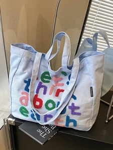 Bolso tote de lona azul claro con letras de felpa coloridas y gran capacidad de hombro