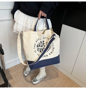 Détail du sac en toile avec coutures en denim et bandoulière réglable pour épaule ou croisé