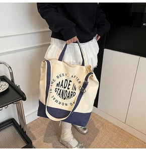 Vue détaillée du grand sac cabas en toile bicolore avec bandoulière réglable pratique