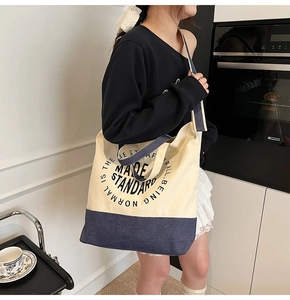 Détail d'un sac cabas en toile avec imprimé MADE STANDARD dans une cuisine moderne