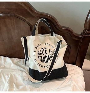 Détail d'un sac cabas en toile avec coutures contrastées et imprimé Made In Standard