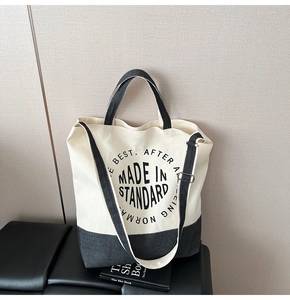 Détail du sac cabas en toile avec coutures contrastées et bandoulière réglable