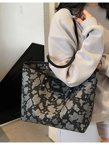 Grote shopper tas met zwarte koeprint en slanke schouderbanden voor dames