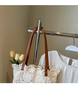 Dettaglio della borsa tote in crochet fatta a mano con tracolle in pelle marrone