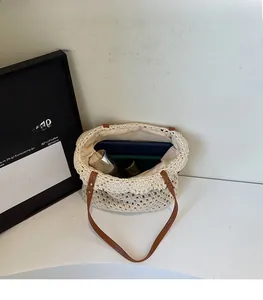 Vista interna della borsa tote beige all'uncinetto con ampia capacità per gli oggetti