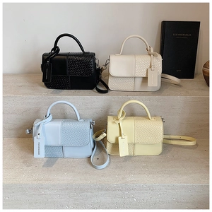 Sacs à main élégants en noir, beige, bleu et jaune présentés avec une texture de cuir tissé