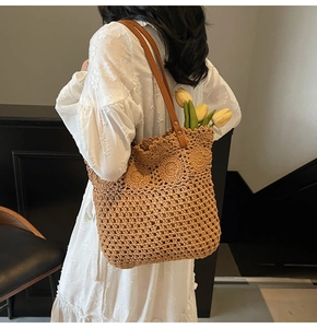 Dettaglio della borsa tote in maglia intrecciata a mano con spallacci in finta pelle