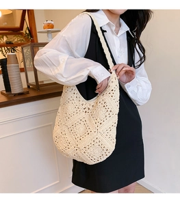 Gros plan d'un sac à bandoulière tissé crème avec motifs de losanges au crochet au café