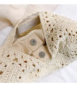 Détail du sac de plage en crochet de coton avec boucle magnétique en métal et doublure