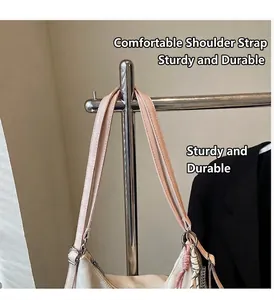 Détail du sac cabas en cuir crème avec anneaux argentés et breloque en corde tressée