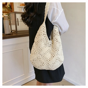 Détail du sac bandoulière au crochet montrant des motifs géométriques ajourés
