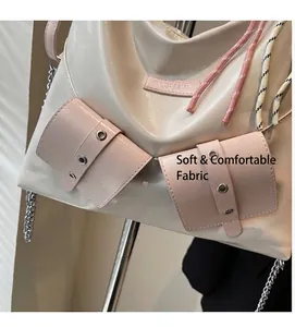 Gros plan du sac cabas blanc et rose montrant la texture du cuir et l'étiquette mode
