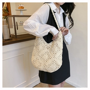 Détail du sac cabas beige en corde de coton tressé avec texture crochetée